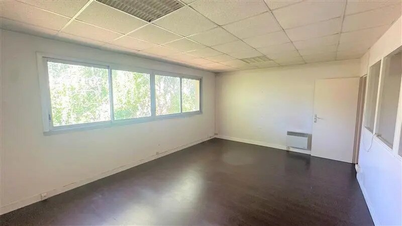 Office in Neuilly-Plaisance for lease - Interior Photo - Image 3 of 6