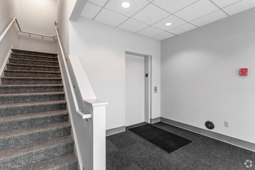 67 Federal Rd, Brookfield, CT à louer - Hall d’entrée - Image 2 de 2