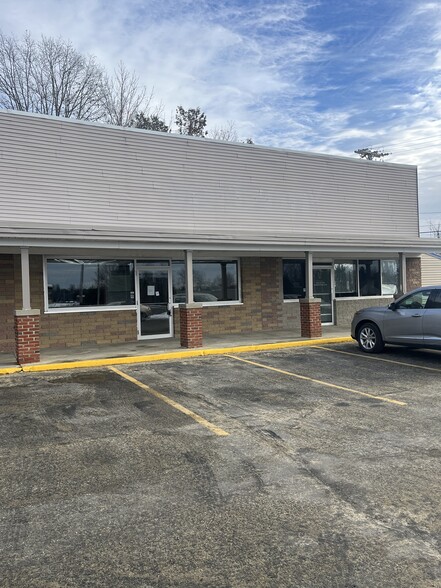 580 Lisbon St, Lisbon Falls, ME for lease - Building Photo - Image 1 of 1