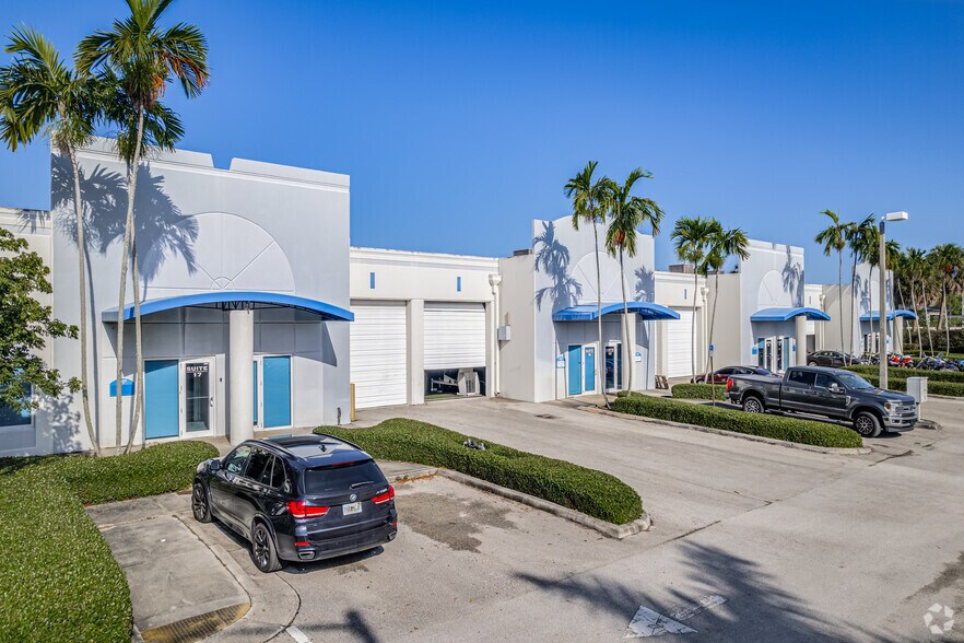 6855 Lyons Technology Cir, Coconut Creek, FL à louer - Photo du bâtiment - Image 2 de 5