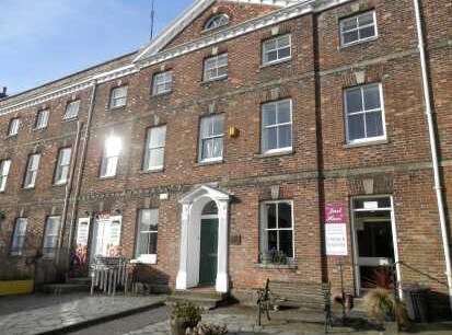 2 Bank Pl, Falmouth à louer Photo principale- Image 1 de 3