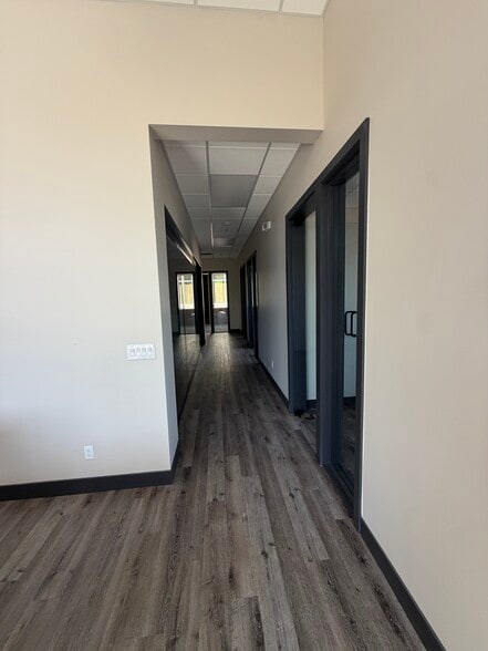 8765 W Kelton Ln, Peoria, AZ à louer - Photo du bâtiment - Image 3 de 10