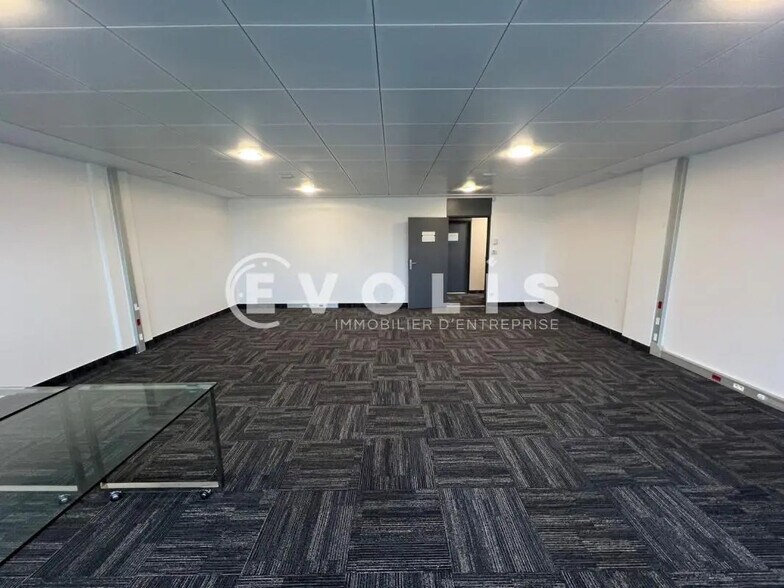 Office in Lieusaint for lease - Interior Photo - Image 3 of 9