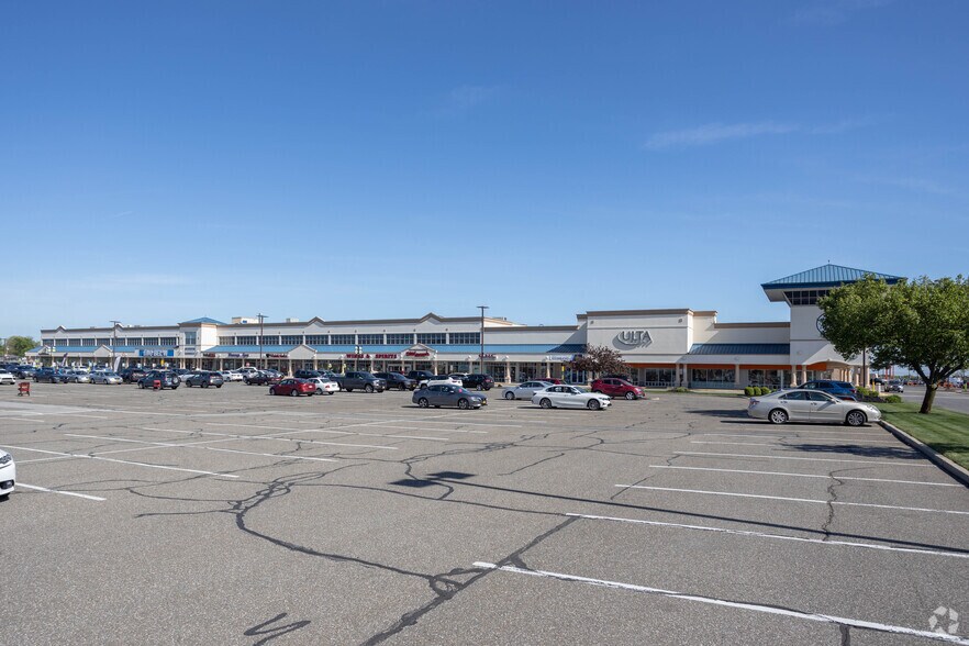 234 Airport Plaza Blvd, Farmingdale, NY à louer - Photo du bâtiment - Image 3 de 13