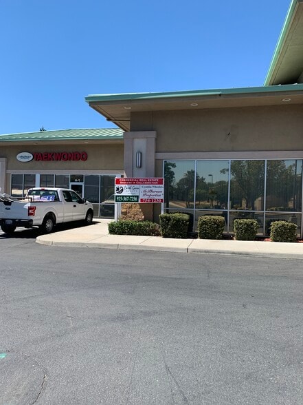 4851 Lone Tree Way, Antioch, CA à louer - Photo du bâtiment - Image 2 de 29