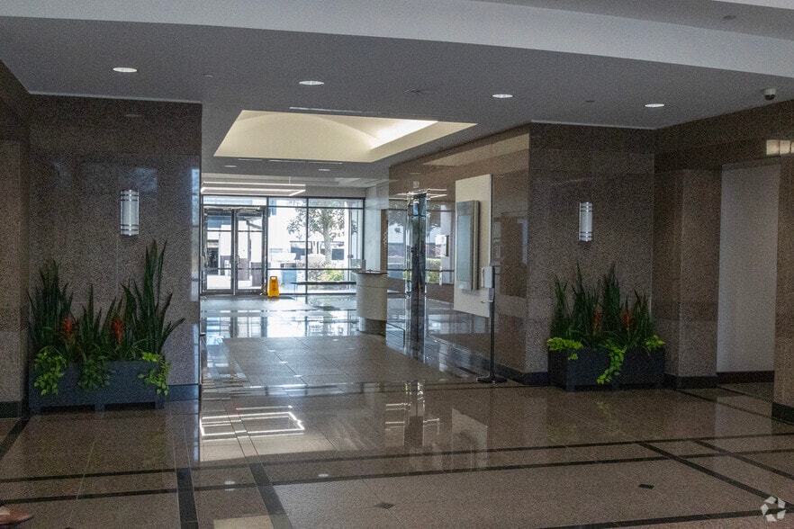 12802 Tampa Oaks Blvd, Tampa, FL for lease - Lobby - Image 3 of 7
