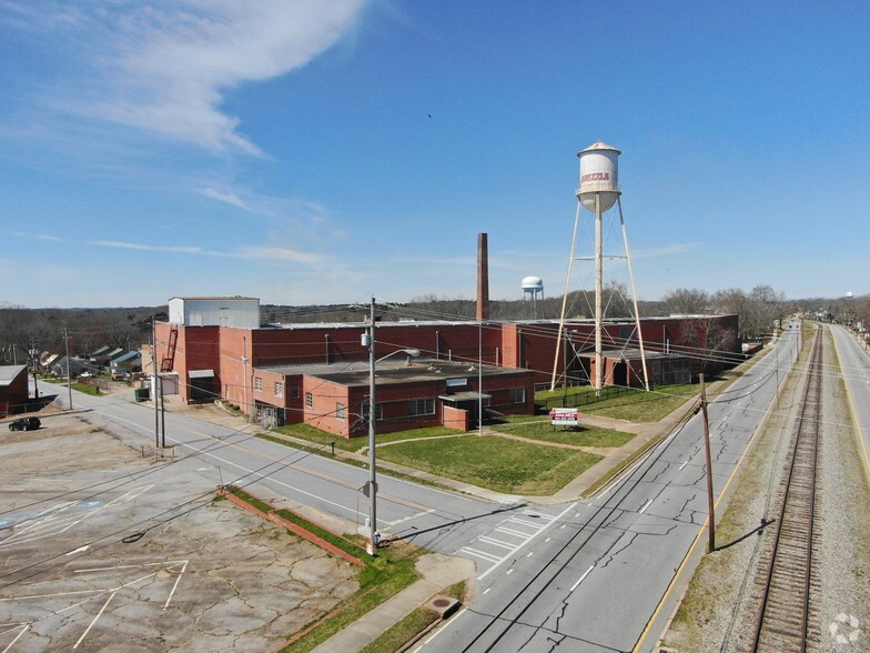 821 S Broad St, Commerce, GA for lease - Building Photo - Image 2 of 17