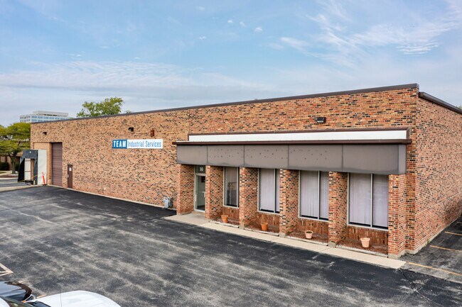 Plus de détails pour 10 Eisenhower Ln N, Lombard, IL - Industriel à louer
