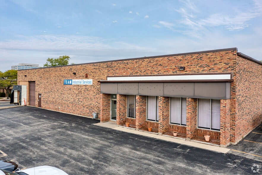 10 Eisenhower Ln N, Lombard, IL for lease - Primary Photo - Image 1 of 6