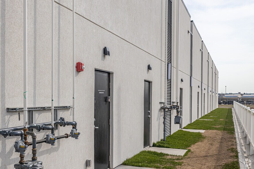 12719 156 St NW, Edmonton, AB à louer - Photo du bâtiment - Image 3 de 3