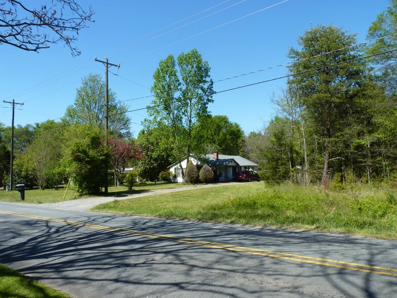 2423 Belmeade Dr, Charlotte, NC for sale - Building Photo - Image 1 of 2