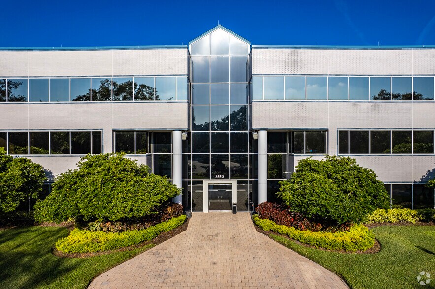 3550 Buschwood Park Dr, Tampa, FL à louer - Photo du bâtiment - Image 2 de 6