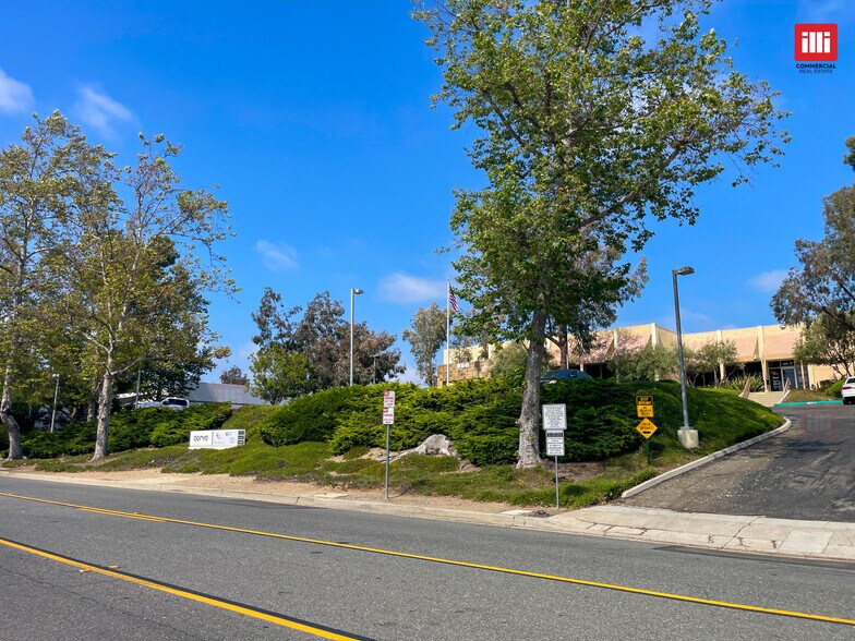 950 Lawrence Dr, Thousand Oaks, CA à louer - Photo du bâtiment - Image 3 de 11