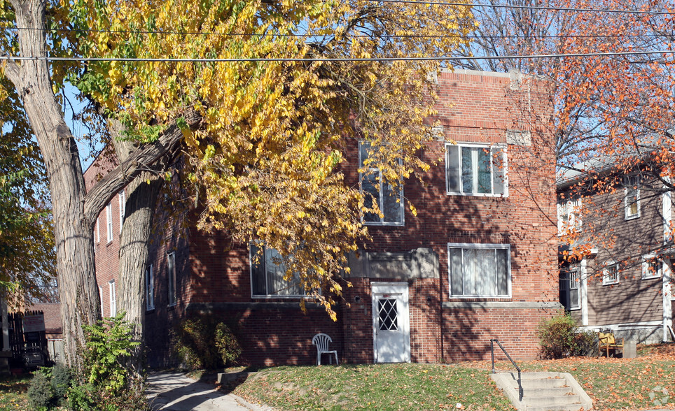 16- Unit Multi-Family Properties portfolio of 2 properties for sale on LoopNet.ca - Primary Photo - Image 1 of 2