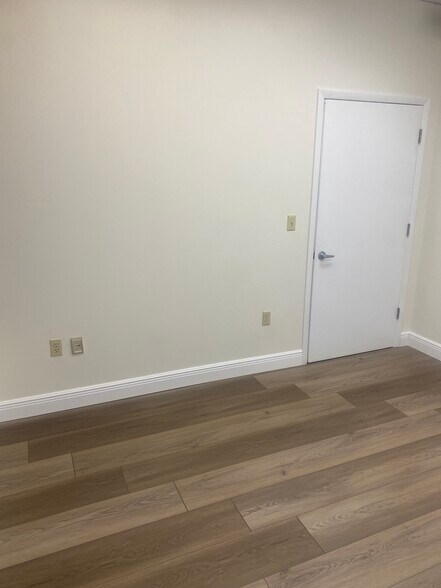 3023 Eastland Blvd, Clearwater, FL à louer - Photo du bâtiment - Image 2 de 14