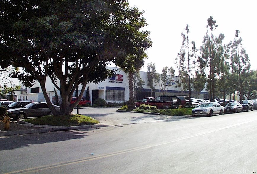 15312 Connector Ln, Huntington Beach, CA for lease - Building Photo - Image 2 of 7