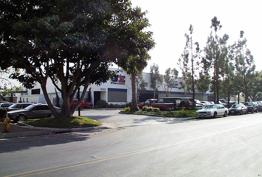 15312 Connector Ln, Huntington Beach, CA à louer - Photo du bâtiment - Image 2 de 7