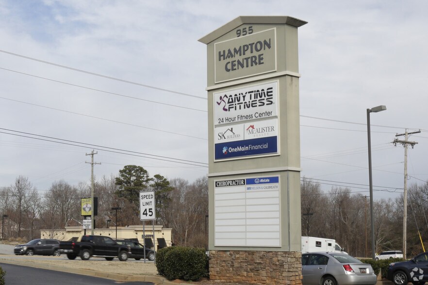 955 W Wade Hampton Blvd, Greer, SC à louer - Photo du bâtiment - Image 3 de 76