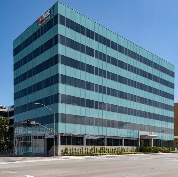 898 N Pacific Coast Hwy, El Segundo, CA à louer - Photo du bâtiment - Image 1 de 2