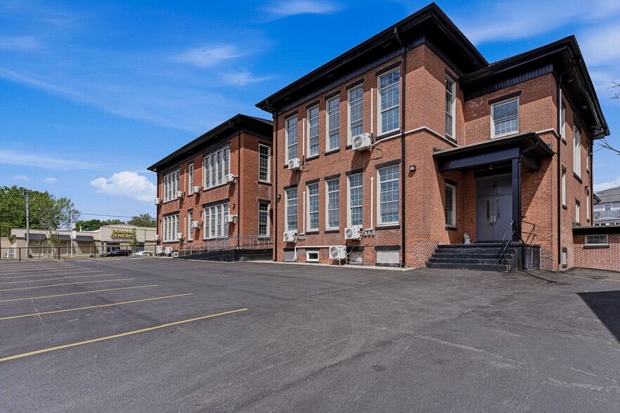 387 Broad St, Central Falls, RI à vendre - Photo du bâtiment - Image 2 de 41