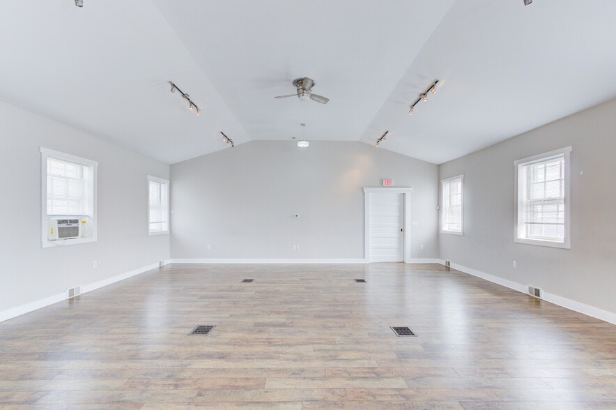 2520 Rochester Rd, Royal Oak, MI for lease - Building Photo - Image 3 of 31