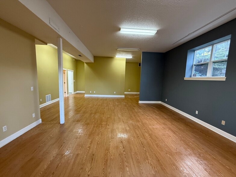 303 E Columbia River Hwy, Troutdale, OR à louer - Photo du bâtiment - Image 3 de 22