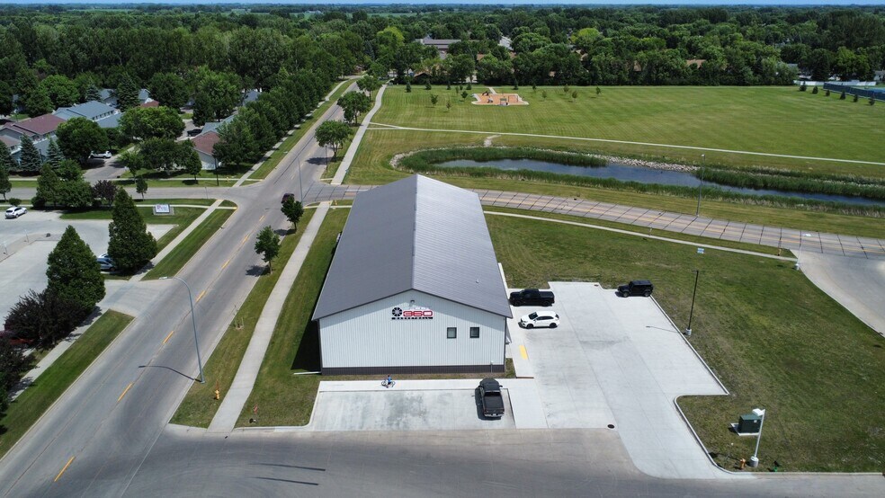 1155 40th Ave S, Grand Forks, ND à vendre - Photo du bâtiment - Image 2 de 27