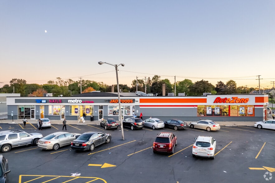 5821-5835 W Silver Spring Dr, Milwaukee, WI for lease - Building Photo - Image 3 of 22