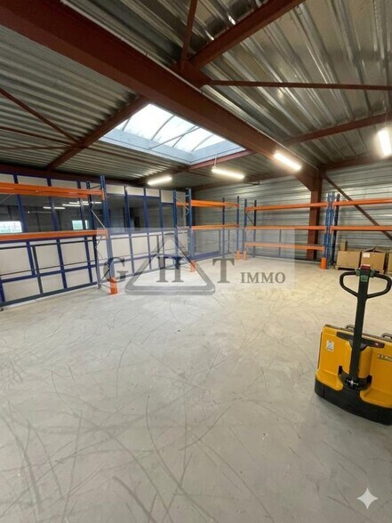 Industrial in Saint-Soupplets for lease - Interior Photo - Image 2 of 4