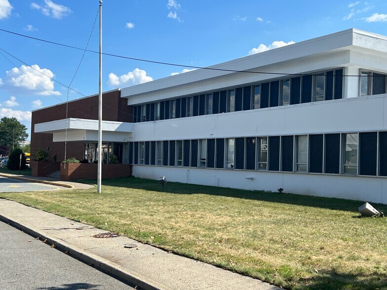 199 Scoles Ave, Clifton, NJ à louer - Photo du bâtiment - Image 2 de 5