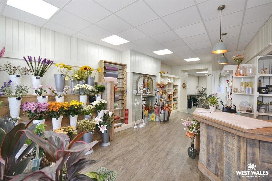 48 Pendre, Cardigan à vendre - Photo du bâtiment - Image 2 de 35