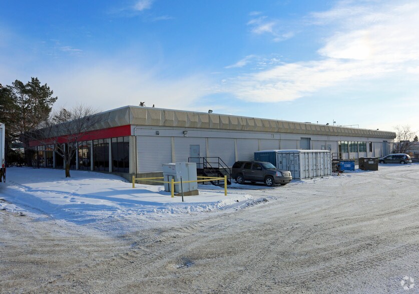 11560-11574 149th St NW, Edmonton, AB à louer - Photo du bâtiment - Image 3 de 4