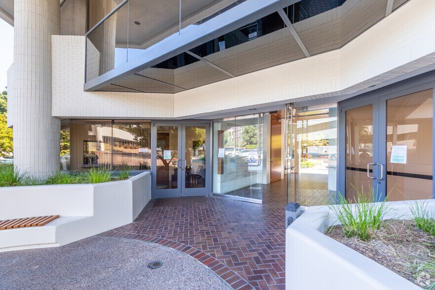 12520 High Bluff Dr, San Diego, CA à louer - Photo du bâtiment - Image 2 de 22