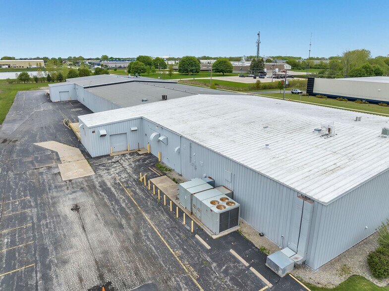 50 W Fernau Ave, Oshkosh, WI à vendre - Photo du bâtiment - Image 2 de 11