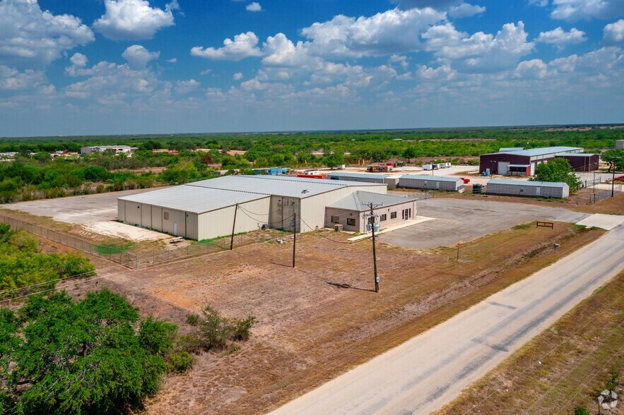 1391 County Road 429, Pleasanton, TX à vendre - Photo du bâtiment - Image 3 de 21