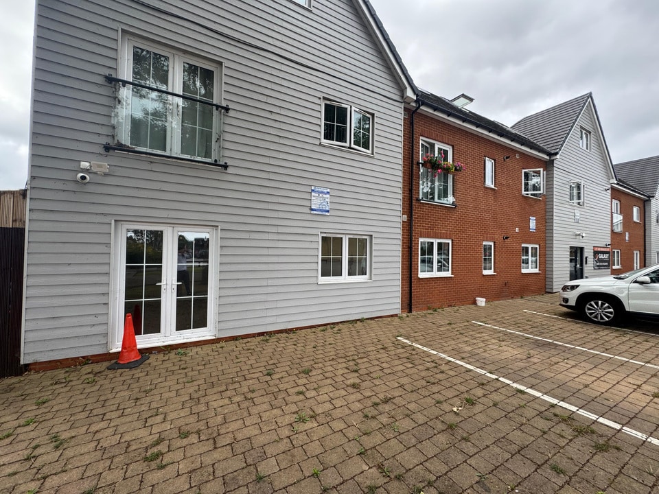 63 Twist Way, Slough for lease Building Photo- Image 1 of 2