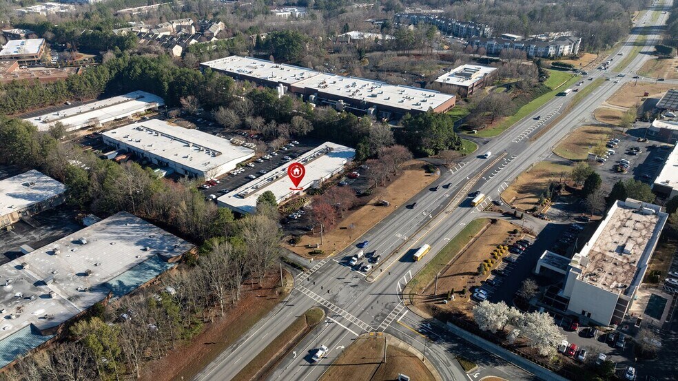 5875 Peachtree Industrial Blvd, Norcross, GA à louer - Photo du bâtiment - Image 3 de 8