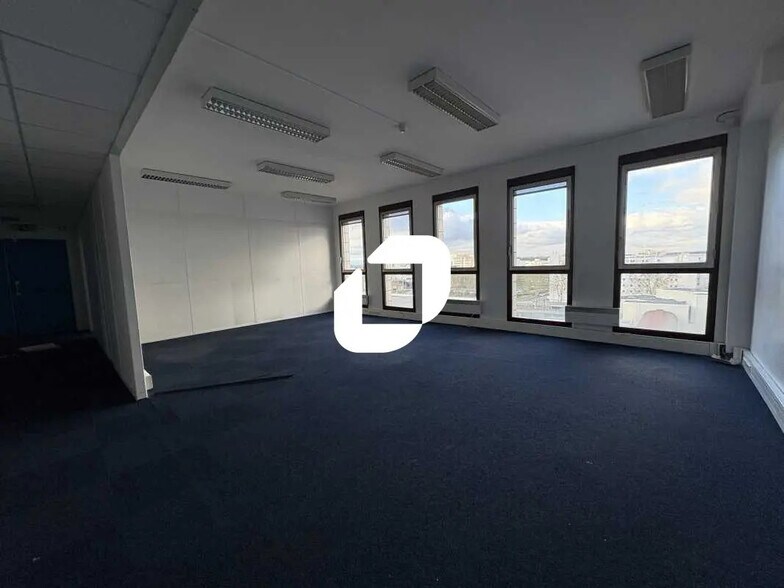 1-3 Place Charles De Gaulle, Montigny-le-Bretonneux à vendre - Photo du bâtiment - Image 2 de 11