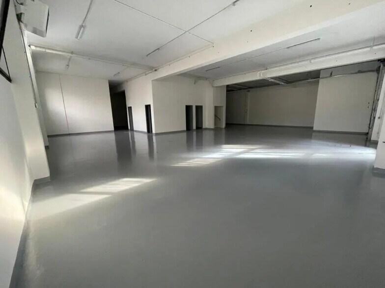 Industrial in Nanterre for lease - Interior Photo - Image 2 of 20