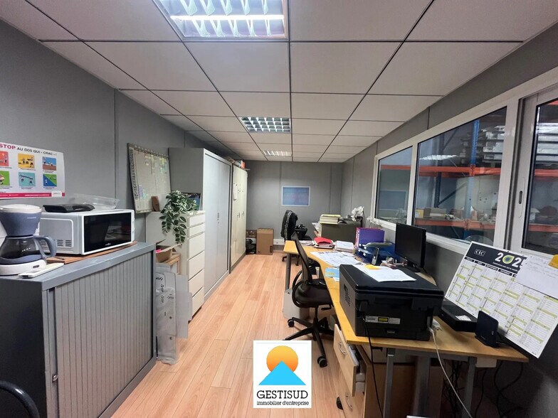 Flex in Aubagne for lease - Interior Photo - Image 3 of 5