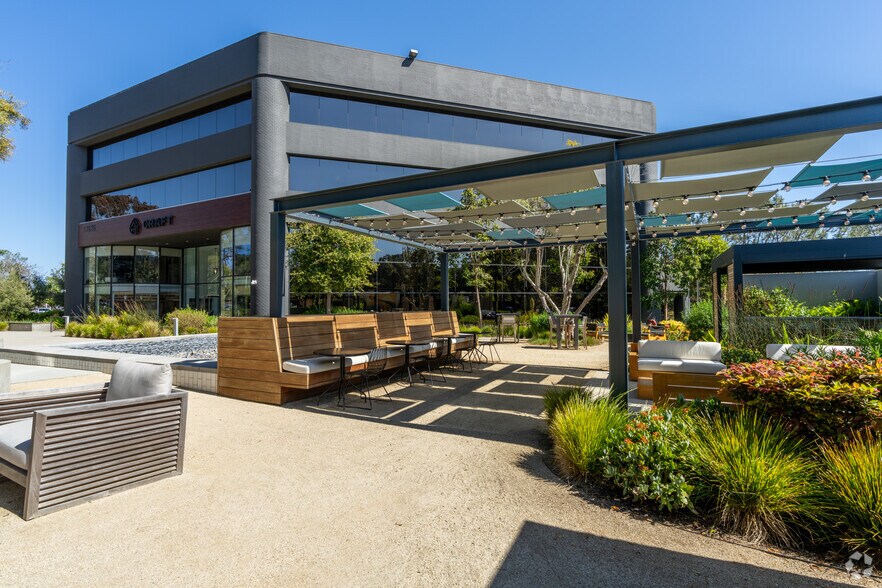 12626 High Bluff Dr, San Diego, CA à louer - Photo du bâtiment - Image 3 de 22