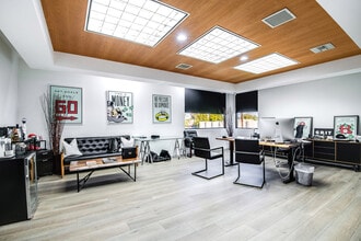 6746 Valjean Ave, Van Nuys, CA à vendre Photo intérieure- Image 2 de 4