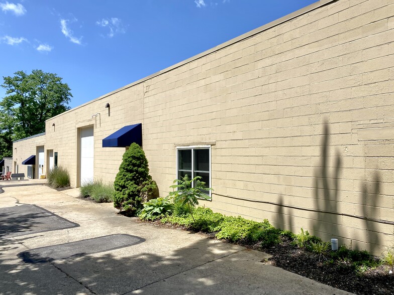 16695 W Park Circle Dr, Chagrin Falls, OH for lease - Building Photo - Image 2 of 8