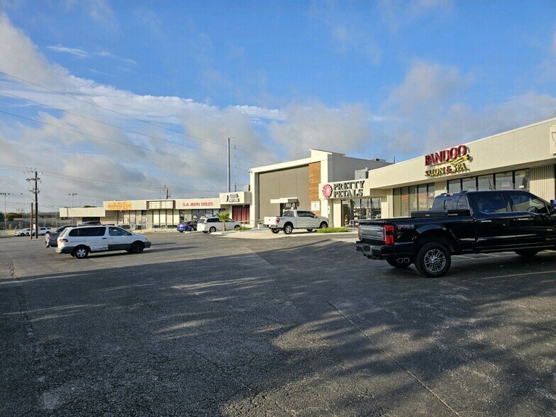 6101-6125 Callaghan Rd, San Antonio, TX à louer - Photo du bâtiment - Image 3 de 6