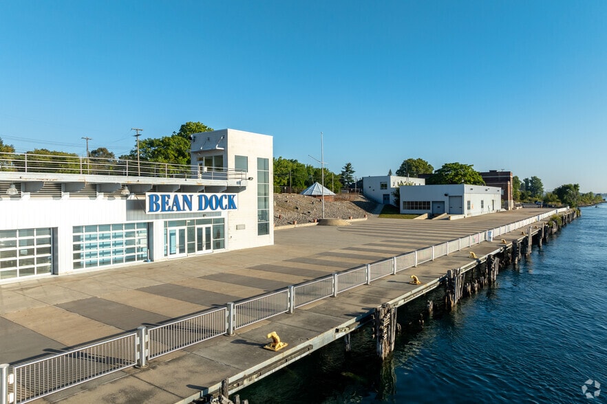 Free Trade Zone Warehouse portfolio of 2 properties for sale on LoopNet.ca - Building Photo - Image 1 of 40