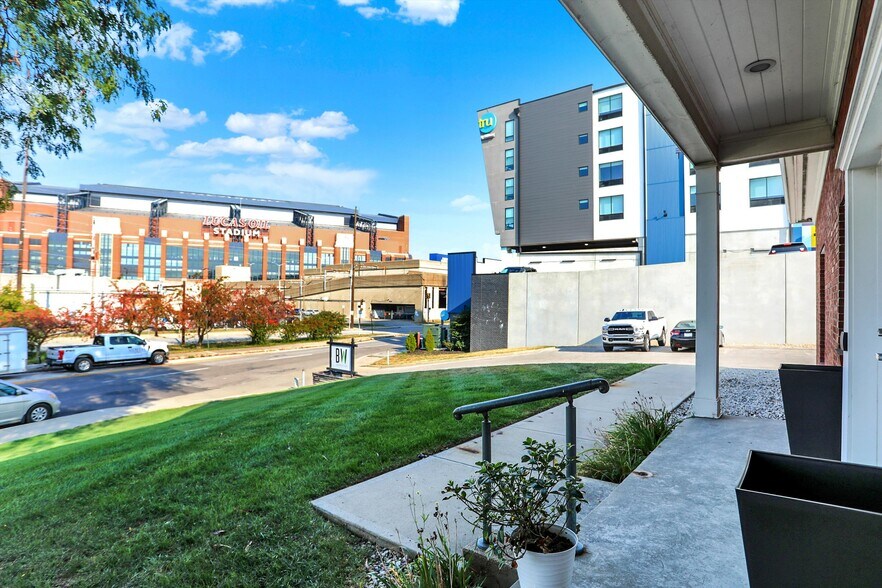 615 Russell Ave, Indianapolis, IN à vendre - Photo du bâtiment - Image 2 de 87