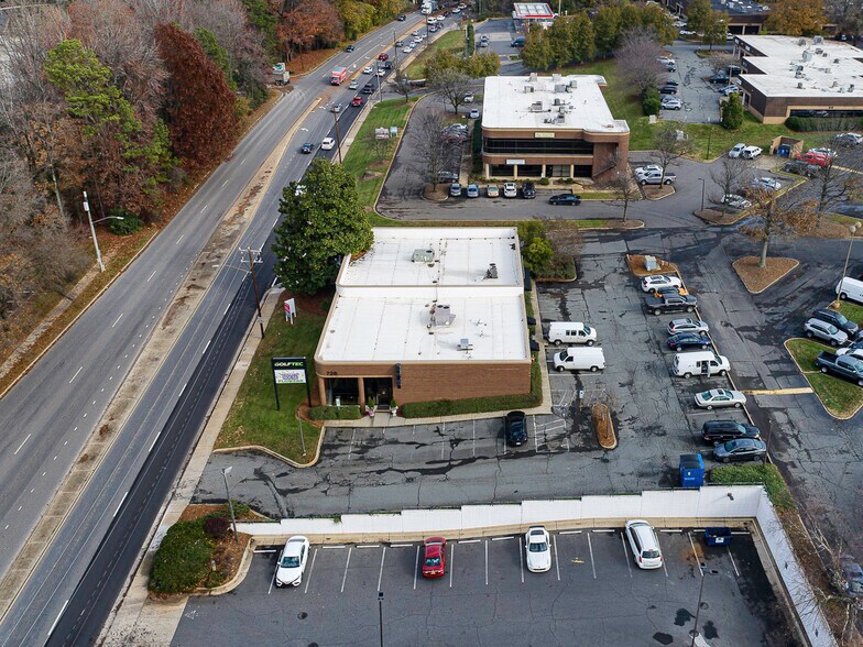 814 Tyvola Rd, Charlotte, NC à louer - Photo du bâtiment - Image 3 de 24