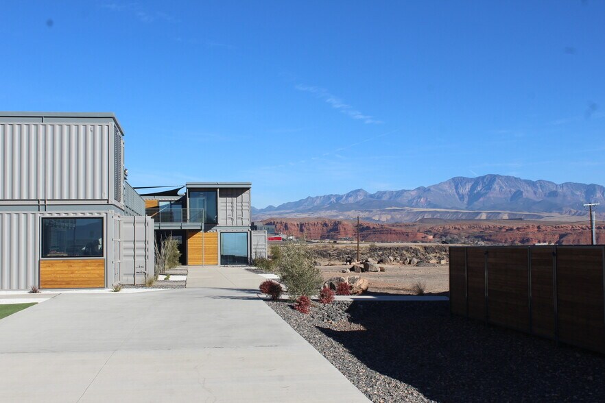 965 S Tech Ridge Dr, St George, UT à louer - Photo du bâtiment - Image 3 de 4