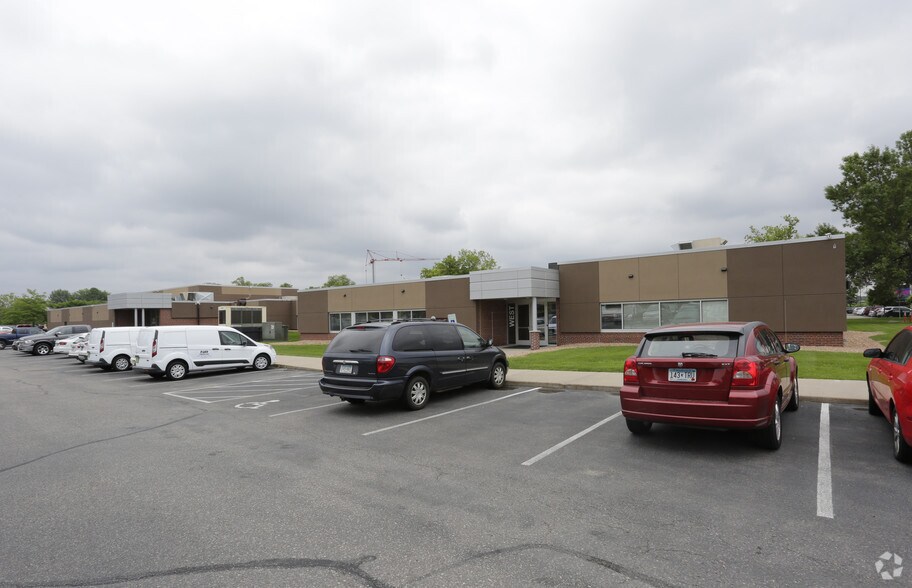 620 Mendelssohn Ave N, Golden Valley, MN à vendre - Photo du bâtiment - Image 2 de 8