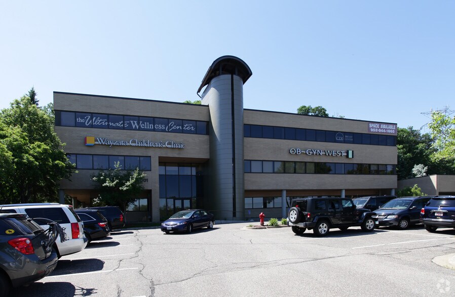 14001 Ridgedale Dr, Minnetonka, MN à louer - Photo du bâtiment - Image 2 de 5